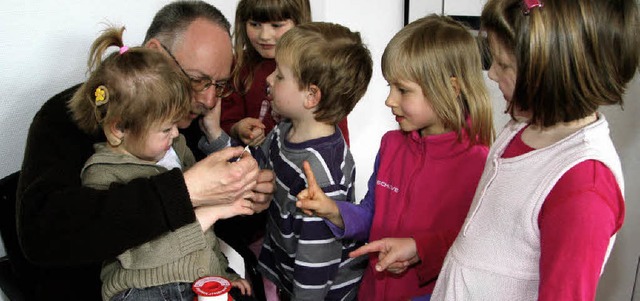 Alle Kinder wollen von Karl-Heinz ein ...r fachgerecht um den Finger erhalten.   | Foto: Eva Korinth