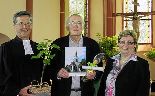 Pfarrer Bernhard Goetz und Kirchengeme... Organisten Dieter Lutze (Bildmitte).   | Foto: Herbert Trogus