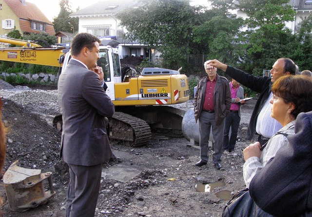 Da kommt der Parkplatz hin: Bauamtslei... Schmidle (links) hrt aufmerksam zu.   | Foto: Michael Gottstein