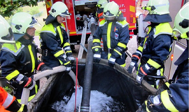 Die Lschwasserversorgung ist die Herausforderung bei einem Brand am Fluthof.   | Foto: Johannes Wasmer