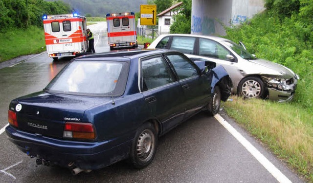 Bei einem schweren Unfall auf der B 31...letzt. Die Bundesstrae war gesperrt.   | Foto: Polizei