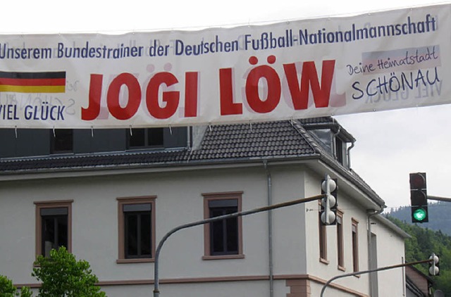 Die Fans in Jogi Lws Heimatstadt Schnau fiebern an der EM krftig mit.   | Foto: Heiner Baur