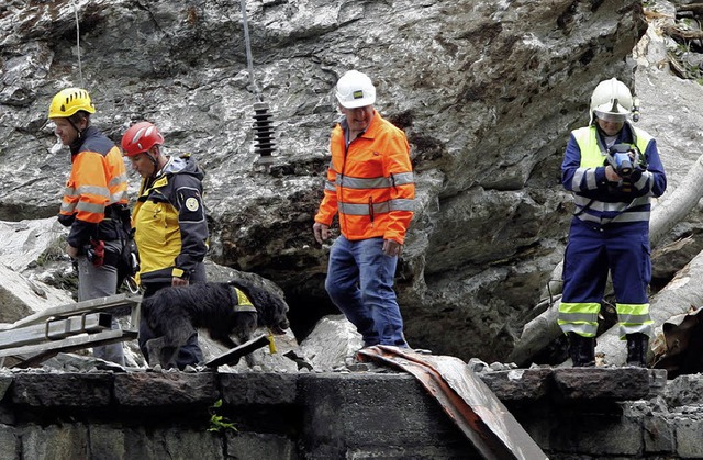 Rettungskrfte suchen an der Unglcksstelle einen vermissten Arbeiter.  | Foto: dpa