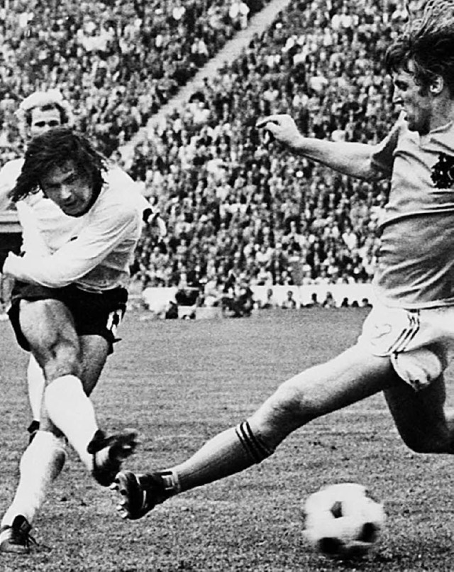 Gerd Mller (links) beim 2:1 gegen die Niederlnder 1974  | Foto: AFP