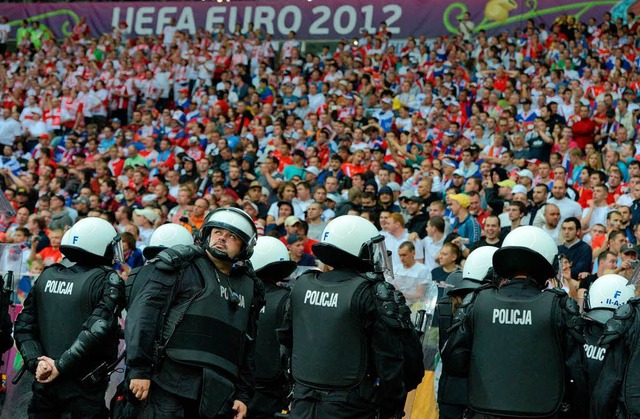 Das Spiel Polen gegen Russland wurde v...em massiven Polizeiaufgebot begleitet.  | Foto: AFP