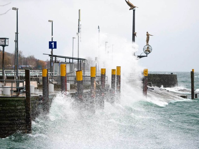 Wellen schlagen in Meersburg am Bodensee gegen die Hafenmole.   | Foto: dpa
