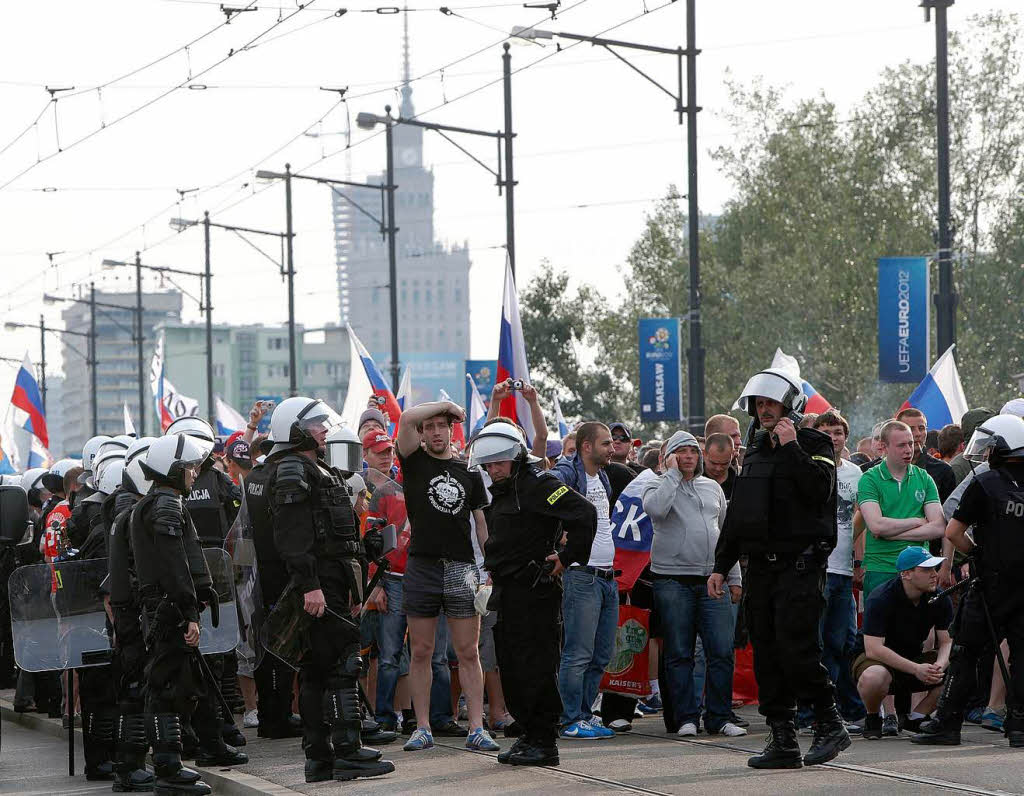 An ihrem Nationalfeiertag  marschierten Tausende Fans der Russen Stunden vor dem Anpfiff  entlang der Weichsel zur Arena - eine blanke Provokation, auf die  viele Polen mit wsten Beschimpfungen reagierten.