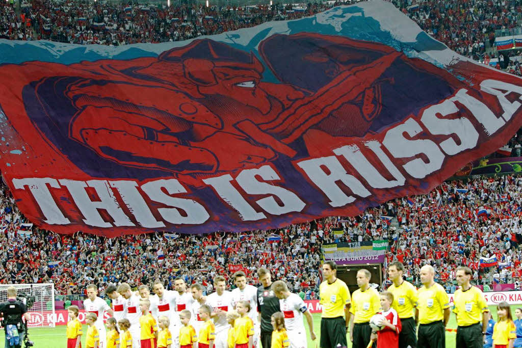 rollten russische  Anhnger ein riesiges Banner aus, das die halbe Fankurve bedeckte:  „This is Russia“, stand da, abgebildet war ein furchterregender  Krieger.