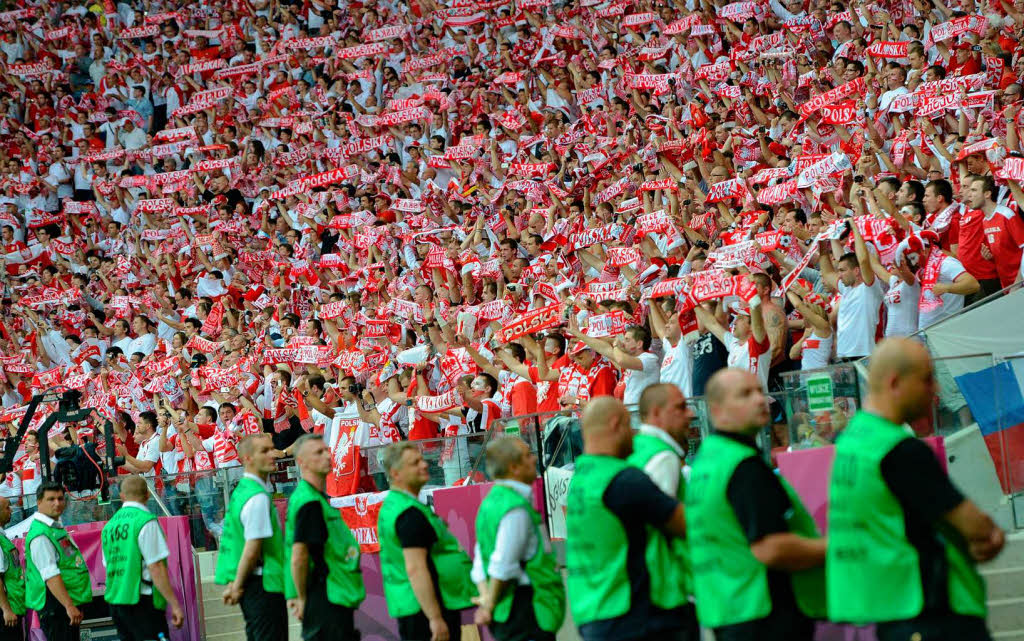 Die polnischen Fans reagierten mit einem Pfeifkonzert und  lautstarken „Polska“-Rufen.