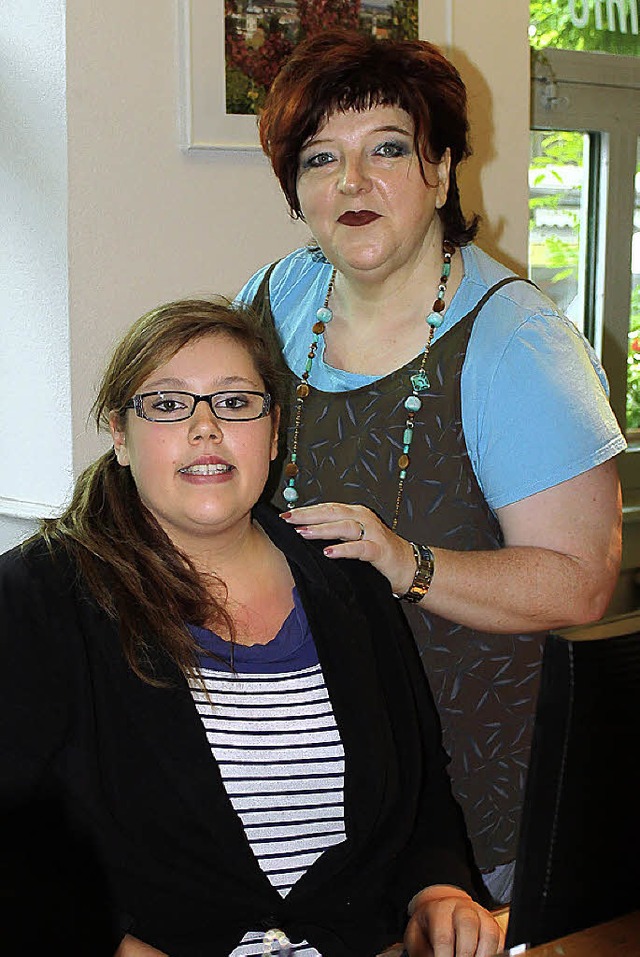 Praktikantin Solne Schmitt (links) und Susanne Frank (rechts) im Tourismusbro.  | Foto: Foto: Landratsamt Emmendingen  Judith Blum