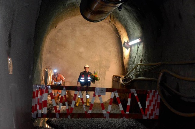 Es ist vollbracht. Mario Neisser und O...nks) durchqueren den Tunneldurchbruch.  | Foto: Sylvia Timm