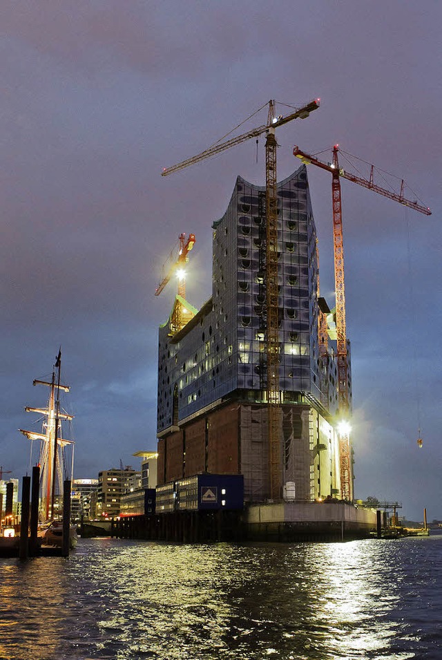 Ewige Baustelle: Die Elbphilharmonie i..., Fertigstellung wohl nicht vor 2014.   | Foto: dpa