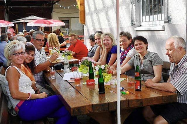 Gute Stimmung auf dem lauschigen Hof-Festplatz