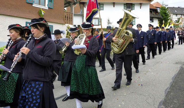 Die Trachtenkapelle und die Feuerwehr begleiteten die Prozession in Gschweiler.  | Foto: Karla Scherer