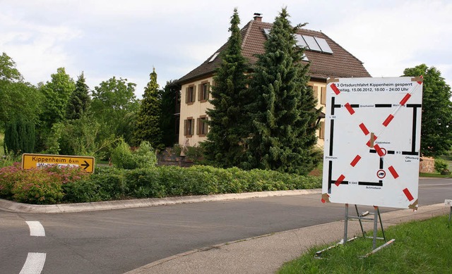 Schilder kndigen  die Straensperrung am Freitag in Kippenheim bereits an.   | Foto: Theo Weber