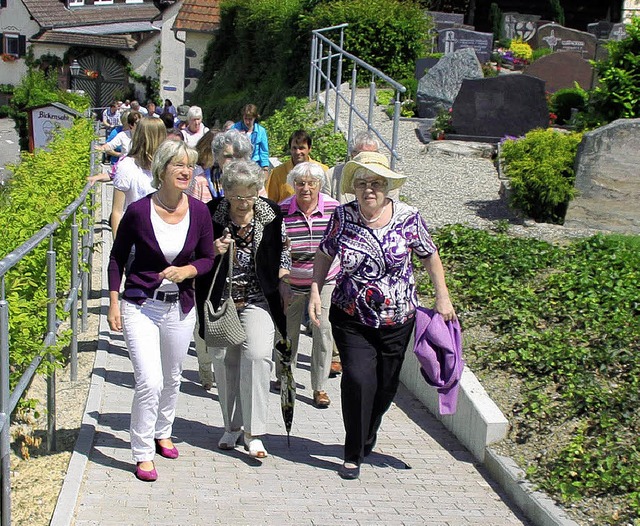 Zahlreiche Brger weihten den neugesta...Aufgang zum Bickensohler Friedhof ein.  | Foto: Herbert Trogus