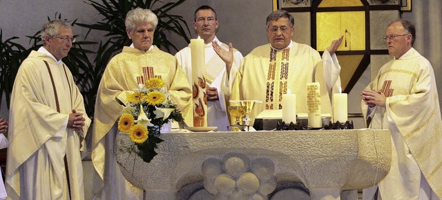 Pfarrer Andreas Eisler (Zweiter von re...smann sein silbernes Priesterjubilum.  | Foto: privat