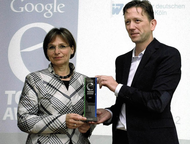 Joel Berger, Vertreter von Google, be...reiner den &#8222;eTown-Award&#8220;.   | Foto: Gertrude Siefke
