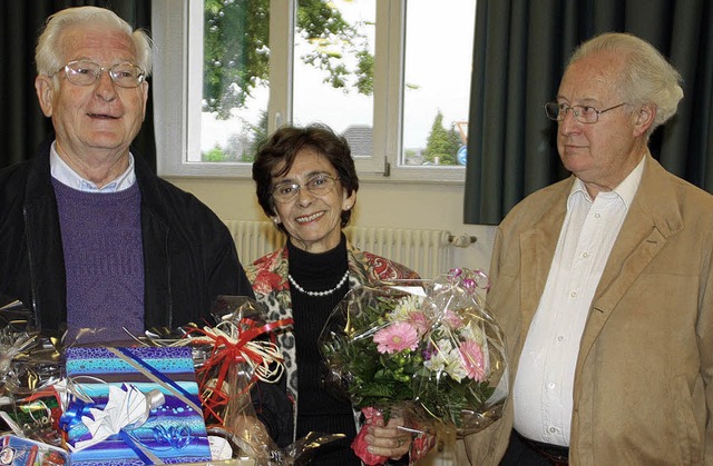 Der Vorsitzende Wilhelm Moser (rechts)...frau Rita) fr das groe  Engagement.   | Foto: Jrn Kerckhoff