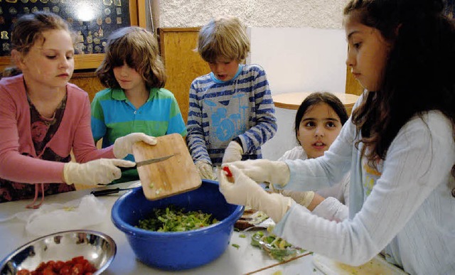 Internationales Kochen an der Hebelsch...n Teilprojekt der Integrationslotsen.   | Foto: Britta Wieschenkmper