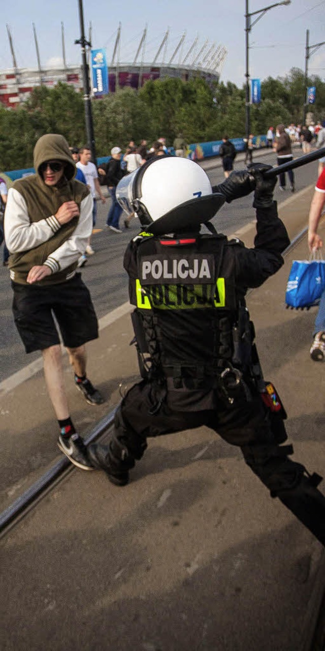 Schlagstockeinsatz der Polizei gegen Hooligans  | Foto: afp