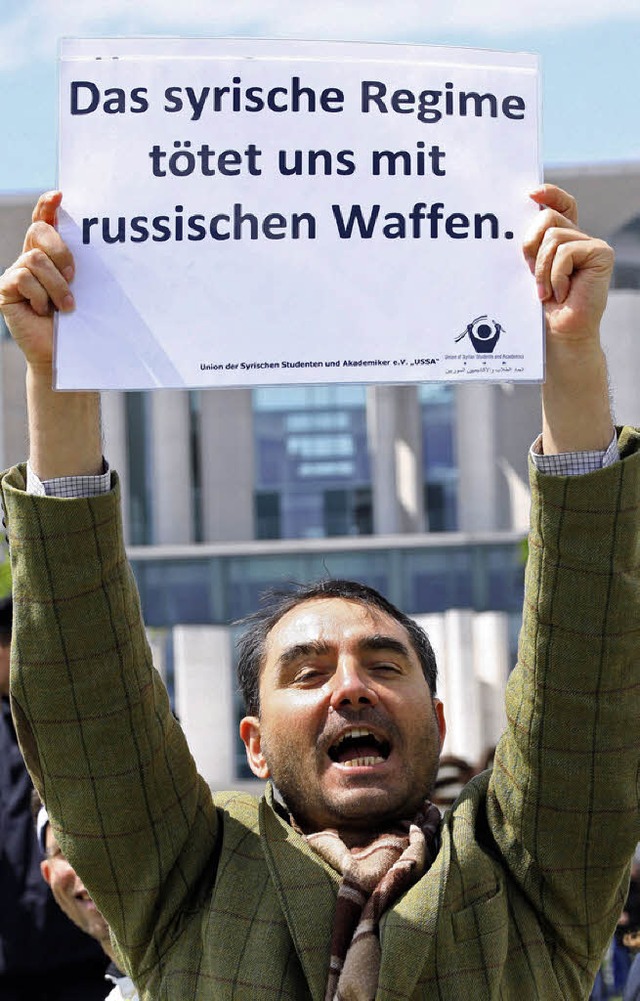 Die unmissverstndliche Botschaft eine...nstranten vor dem Kanzleramt in Berlin  | Foto: dpa