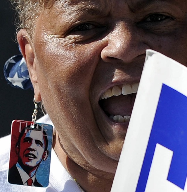Modischer Wahlkampf: eine Frau mit einem Obama-Ohrring   | Foto: AFP