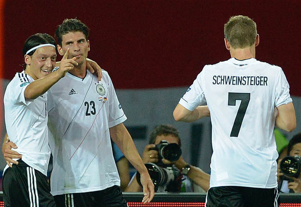 Szenen eines unterhaltsamen Fuballspiels: Deutschland schlgt Holland mit 2:1