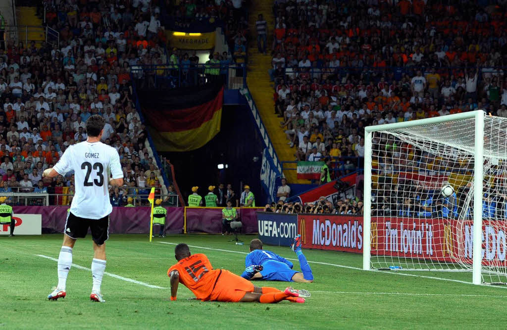 Drin ist das Ding: Mario Gomez trifft zum 2:0.