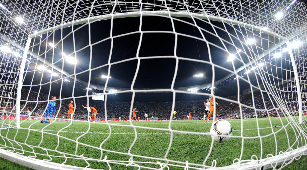 Szenen eines unterhaltsamen Fuballspiels: Deutschland schlgt Holland mit 2:1