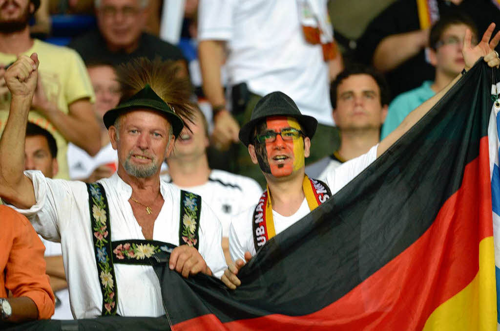 Szenen eines unterhaltsamen Fuballspiels: Deutschland schlgt Holland mit 2:1