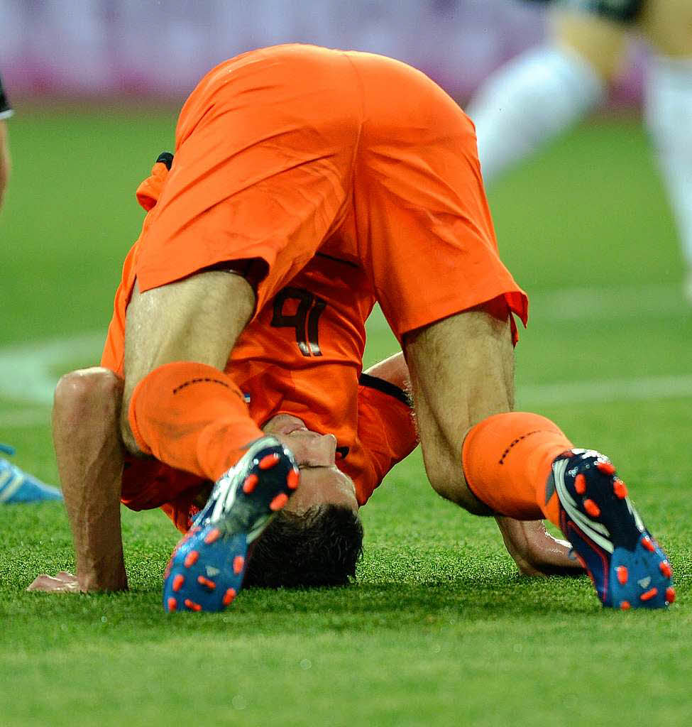 Szenen eines unterhaltsamen Fuballspiels: Deutschland schlgt Holland mit 2:1