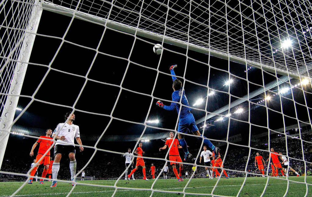 Szenen eines unterhaltsamen Fuballspiels: Deutschland schlgt Holland mit 2:1