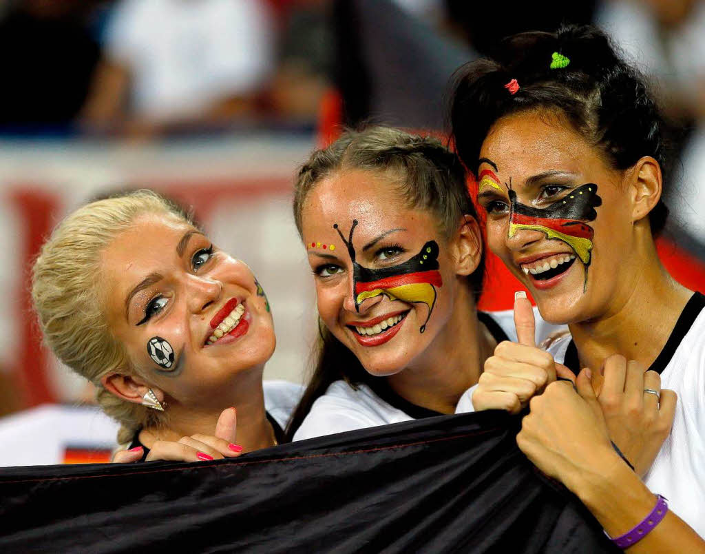 Szenen eines unterhaltsamen Fuballspiels: Deutschland schlgt Holland mit 2:1