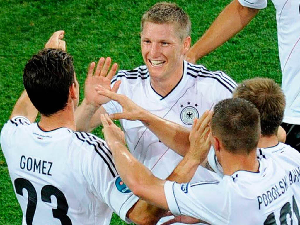 Szenen eines unterhaltsamen Fuballspiels: Deutschland schlgt Holland mit 2:1