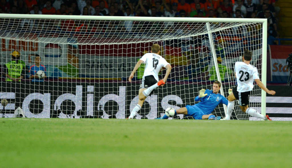 Szenen eines unterhaltsamen Fuballspiels: Deutschland schlgt Holland mit 2:1