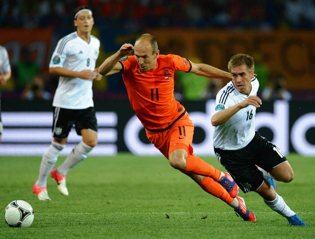 Szenen eines unterhaltsamen Fuballspiels: Deutschland schlgt Holland mit 2:1