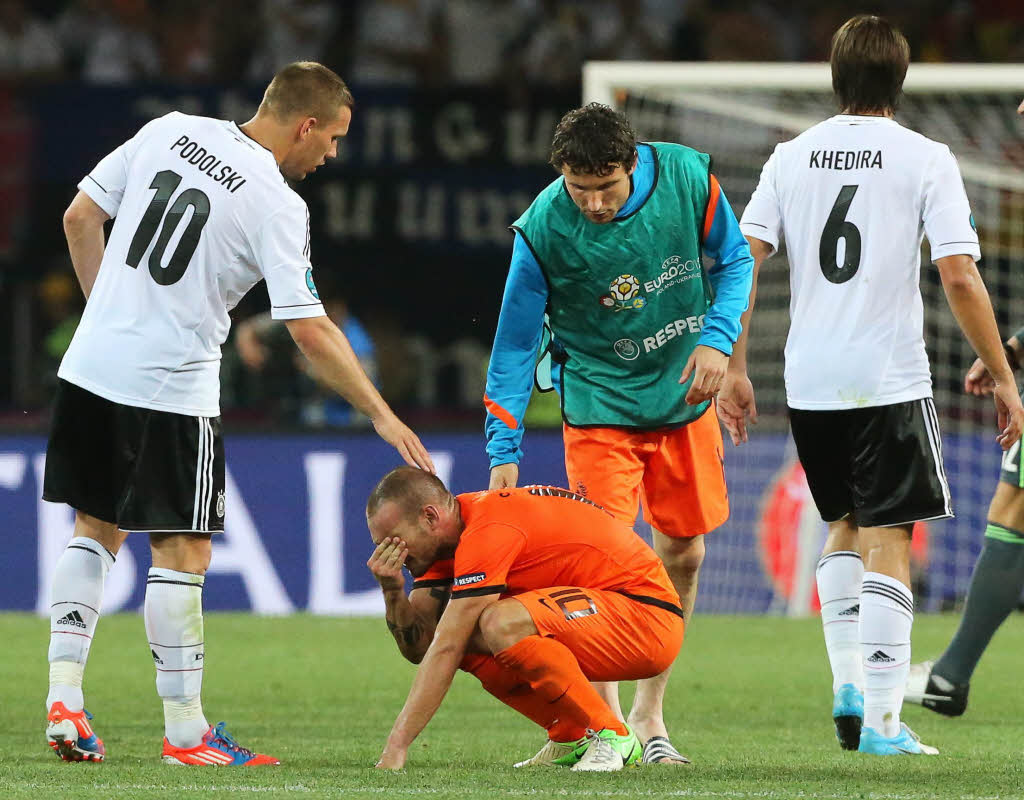 Szenen eines unterhaltsamen Fuballspiels: Deutschland schlgt Holland mit 2:1