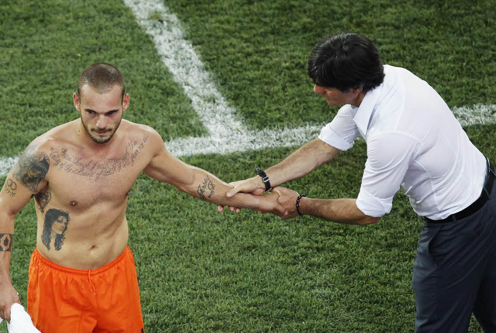 Szenen eines unterhaltsamen Fuballspiels: Deutschland schlgt Holland mit 2:1