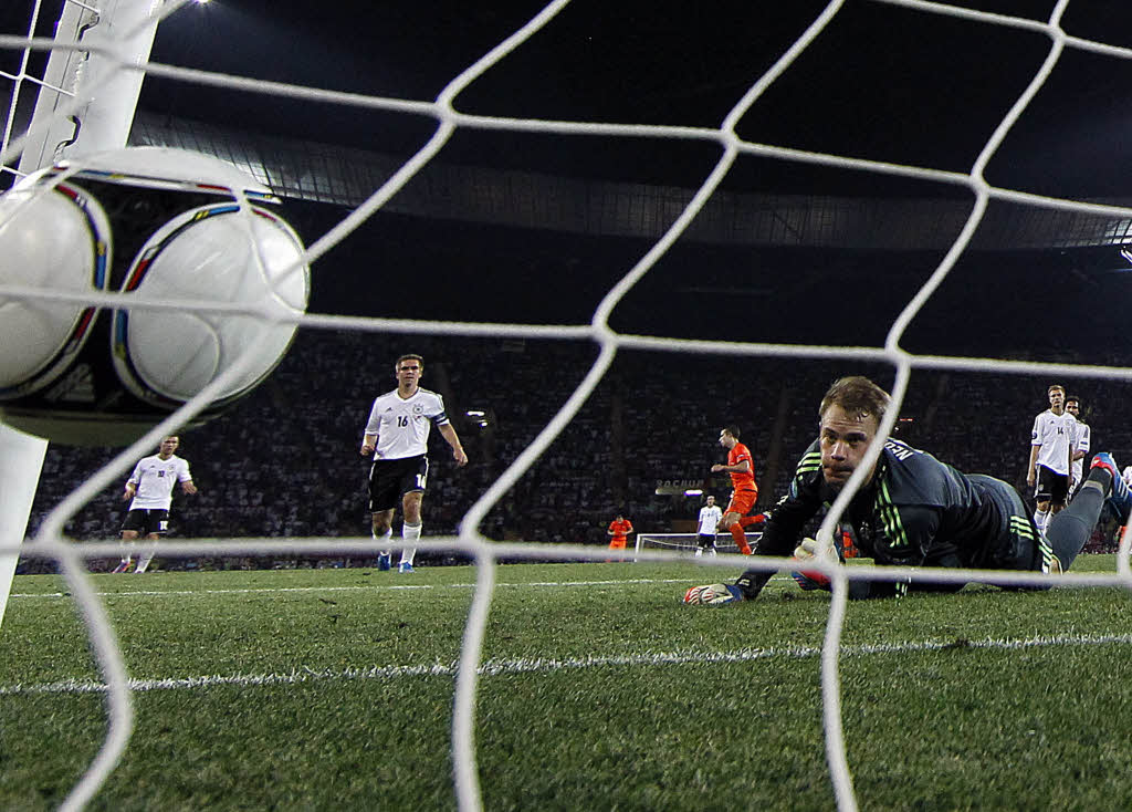 Szenen eines unterhaltsamen Fuballspiels: Deutschland schlgt Holland mit 2:1