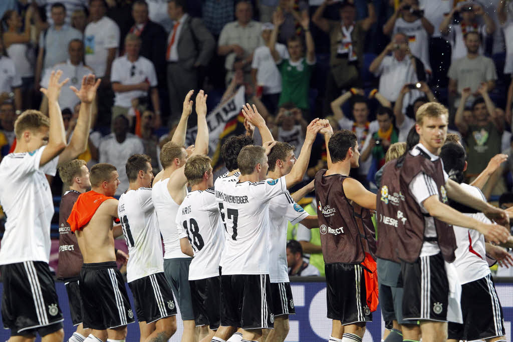 Szenen eines unterhaltsamen Fuballspiels: Deutschland schlgt Holland mit 2:1