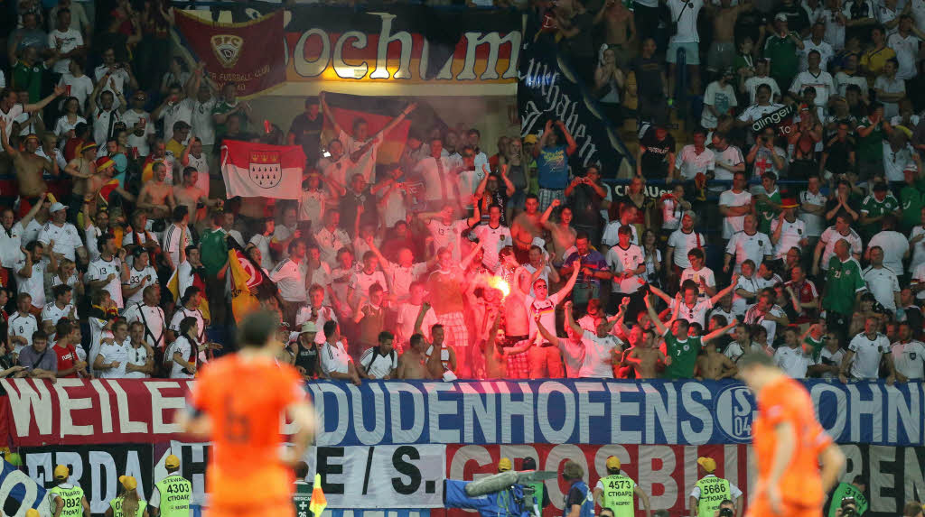 Szenen eines unterhaltsamen Fuballspiels: Deutschland schlgt Holland mit 2:1