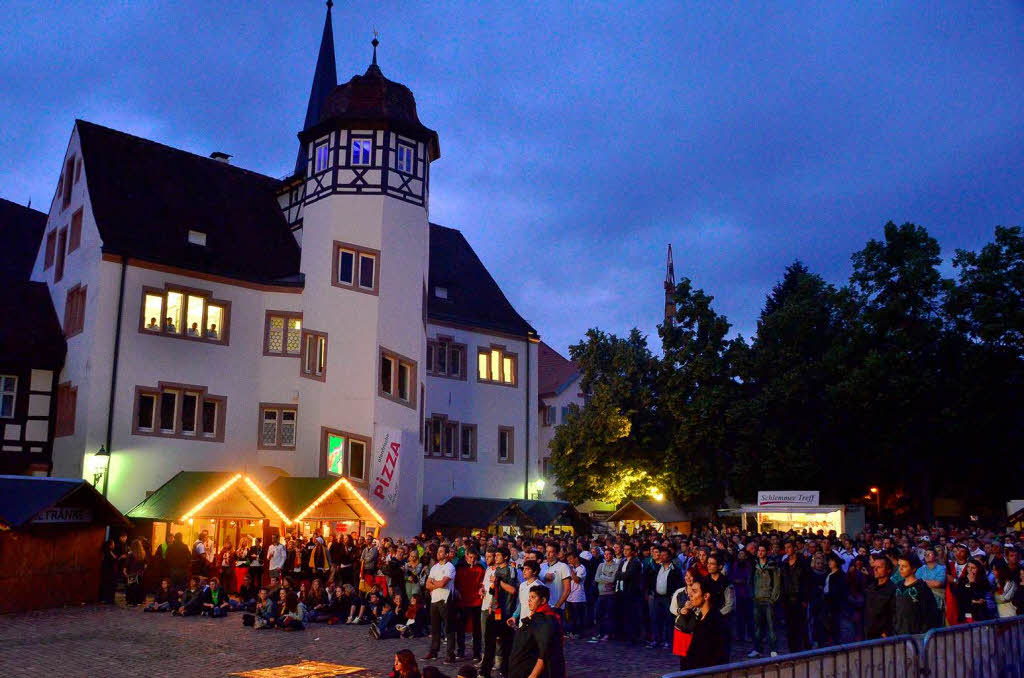 1500 Fuballfans fieberten auf dem Schlossplatz in Emmendingen beim Public.Viewing   dem Sieg gegen die Niederlande entgegen.