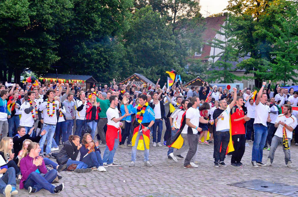 Bei khlen Temperturen verfolgten 1500 Fuballfans das Gruppenspiel gegen die Niederlande auf dem Emmendinger Schlossplatz.