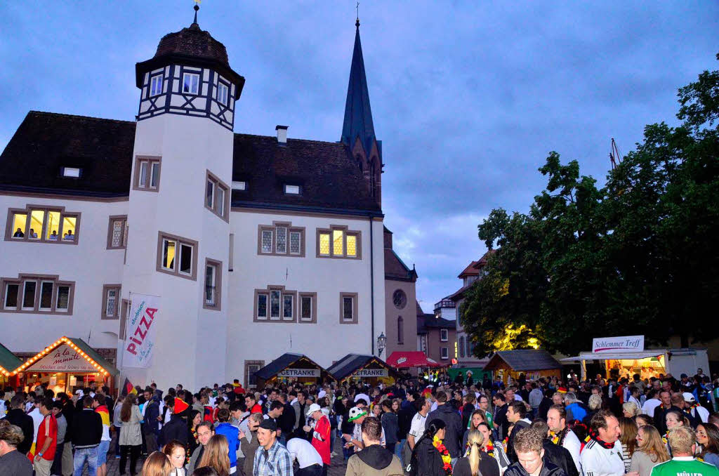 1500 Fuballfans fieberten auf dem Schlossplatz in Emmendingen beim Public.Viewing   dem Sieg gegen die Niederlande entgegen.