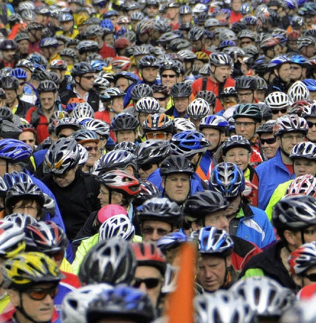 Ein Meer von behelmten Fahrradfahrern bei der Tour 2011.   | Foto: SWR