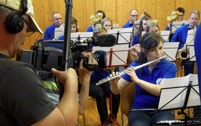 Musik machen in der Stadtmusik Endinge...umten Probe ein Muss fr das SWR-Team.  | Foto: Christel Hlter-Hassler
