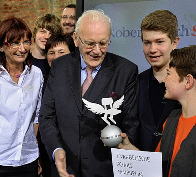 Der frhere Bundesprsident Roman Herz... an die Evangelische Schule Neuruppin.  | Foto: Hans-Jrgen Trul