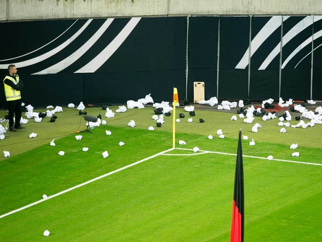 Papierkugeln als Stein des Anstoes.  | Foto: dapd