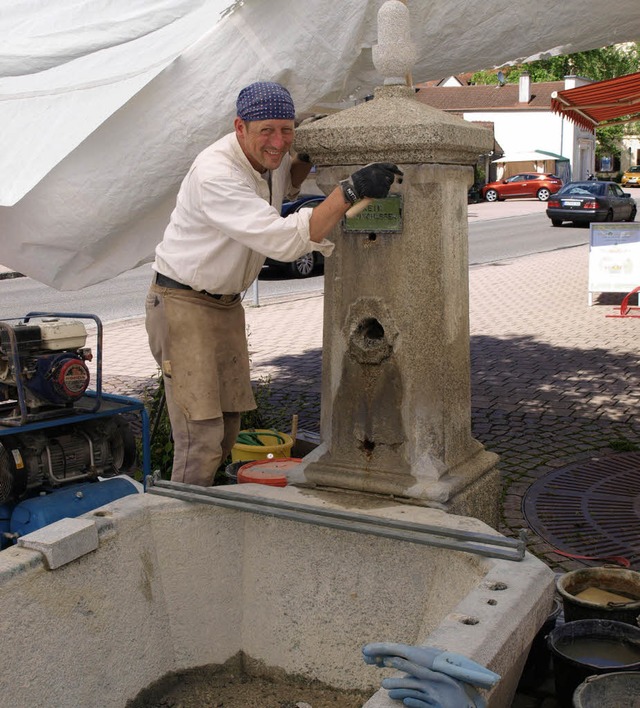 Steinmetz Eckart Jungblut  bei den  Re... am Brunnen Mulsow-/Lrracher Strae.   | Foto: Paul Schleer